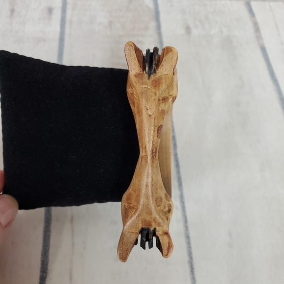 2/$25 Vintage Wooden Wraparound Giraffe Bangle 7" - Picture 13 of 16